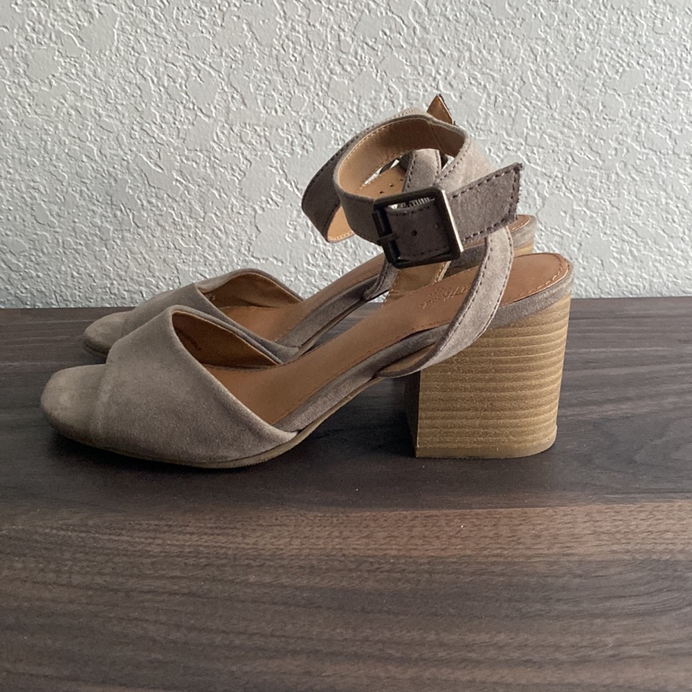 Universal Thread heels. Size 7.5. - Picture 2 of 3